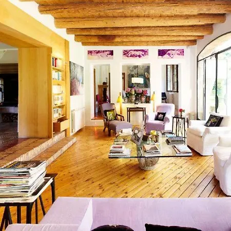 Bastia Sleeps 11 Villa