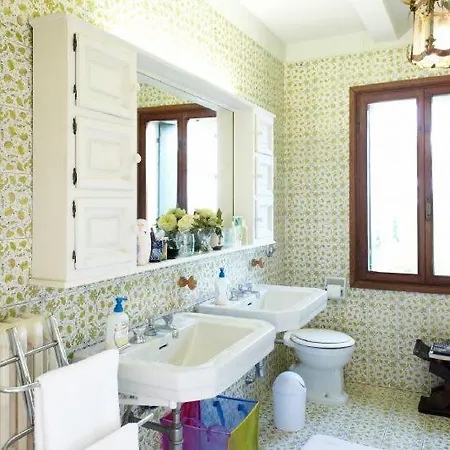 Bastia Sleeps 11 Villa